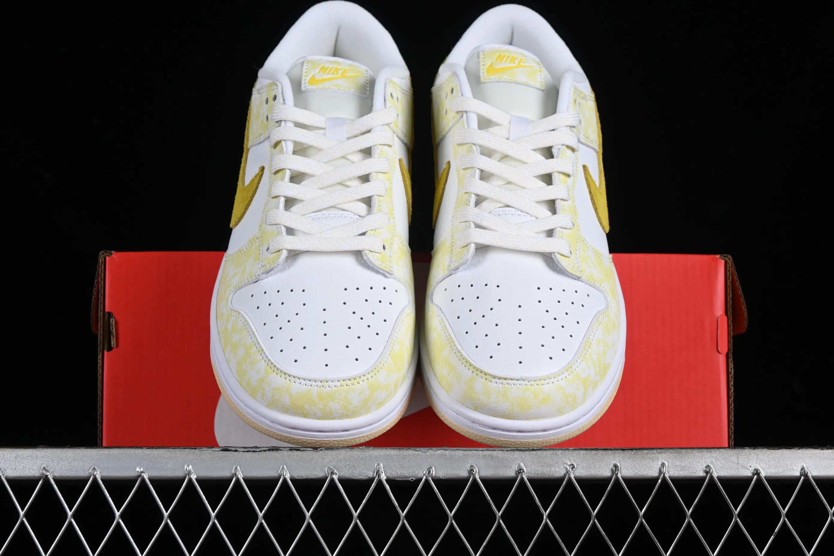 All categories Nk SB Dunk series Nk SB Dunk Low low-top sneakers Nk SB Dunk Low Prm yellow and white color SB smashed backboard fashion casual sneakers DM9467-700